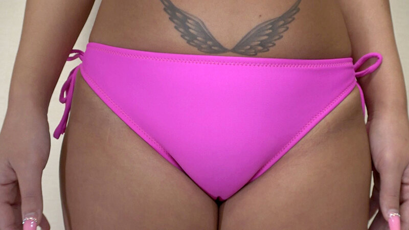 瀬那ルミナ これぞ王道 神ビキニ 昭和アイドルやキャンギャル、令和グラドルまで多くの女子の秘部を隠してきたビキニを巨乳や美乳、パイパンから剛毛、無防備ワキやハミ毛を超接写で舐め回す 絶対脱がさない完全着衣だからこそのポロリやハミ出しAV - サンプル画像 - 3