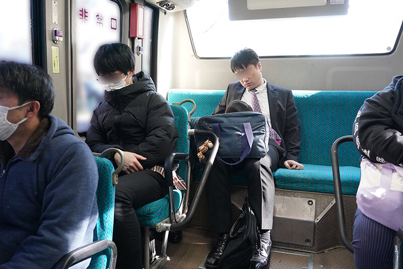 目を覚ましたら、隣の女子校生が俺の疲れマラを優しくフェラしてくれてた。 - サンプル画像 - 2
