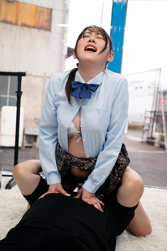 ひよこ、マジックミラー号初乗車！女子校生のスリムな桃尻に顔面す～っぽり！生まれて初めての顔面（圧迫）騎乗体験で恥じらい美少女が大大大失禁イキ！ - サンプル画像 - 4