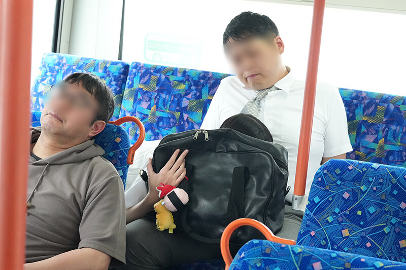 目を覚ましたら、隣の女子校生が俺の疲れマラを優しくフェラしてくれてた。2nd.天使降臨！女子校生の愛情たっぷりフェラでチンカスのついた臭いチンコから疲れと精子が溢れ出した。これで明日からも仕事頑張れる… - サンプル画像 - 10