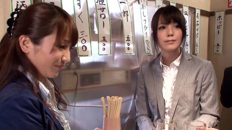 満員の立ち飲み屋で見つけた思わずさわりたくなる尻のパンツスーツOLに媚薬ビールを飲ませたら発情ビショ濡れ大失禁 - サンプル画像 - 11