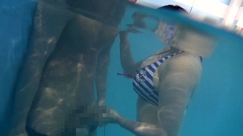母親と息子が水中でこっそり近親相姦ゲーム - サンプル画像 - 11