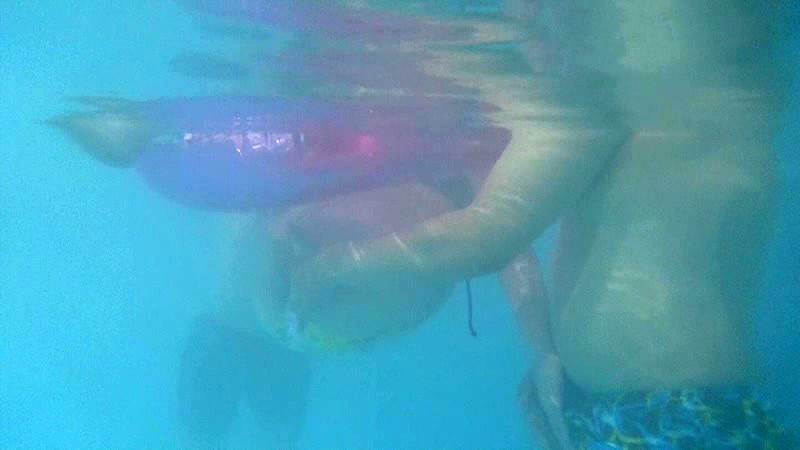 母親と息子が水中でこっそり近親相姦ゲーム - サンプル画像 - 15