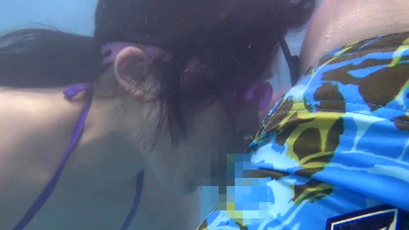 母親と息子が水中でこっそり近親相姦ゲーム - サンプル画像 - 18