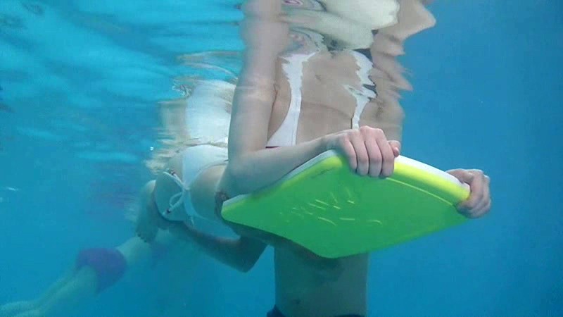 母親と息子が水中でこっそり近親相姦ゲーム - サンプル画像 - 3