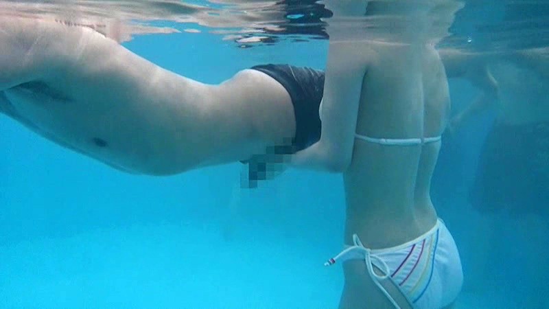 母親と息子が水中でこっそり近親相姦ゲーム - サンプル画像 - 4
