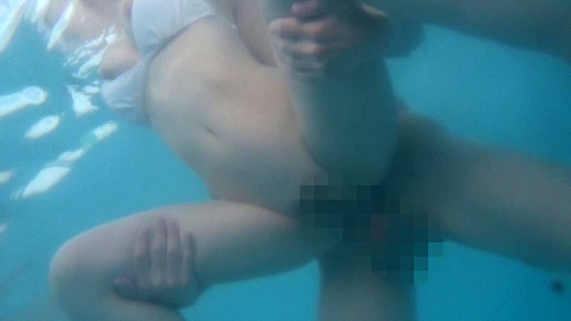 母親と息子が水中でこっそり近親相姦ゲーム - サンプル画像 - 10