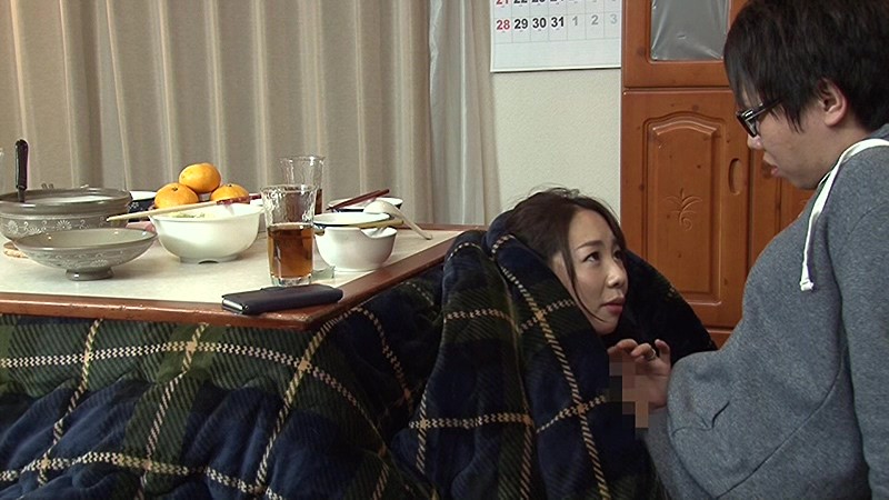 母親と息子がコタツでこっそり近親相姦ゲーム3 - サンプル画像 - 3