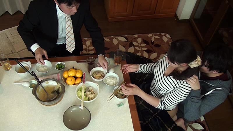 母親と息子がコタツでこっそり近親相姦ゲーム3 - サンプル画像 - 6