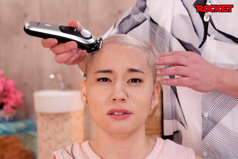 妄想アイテム究極進化シリーズ 無様エロ洗脳アプリスピンオフ ガチ丸坊主編 ～無様なスキンヘッドになる不幸が降りかかり洗脳が進むと羞恥芸も全力でやってしまう女に改変～ - サンプル画像 - 5