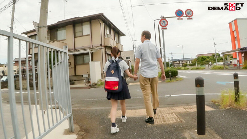 痴●オヤジの太い指でビクビク体を震わせて敏感反応。ふたりっきり通学電車ゾッコン中出し 空野きら - サンプル画像 - 14