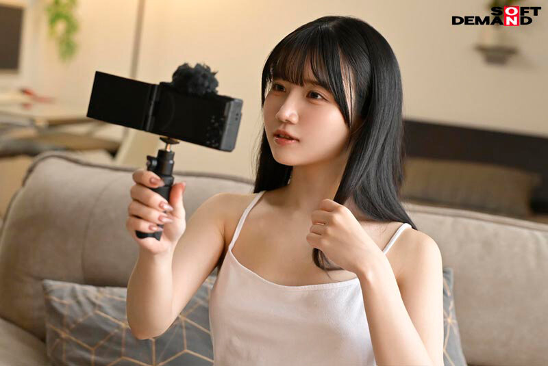 18歳淫語レッスン 明るく元気な笑顔が真っ赤っか！ずっとカメラ目線でおぢさんに無理くり恥ずかしいこと言わされちゃった 南あいり - サンプル画像 - 8