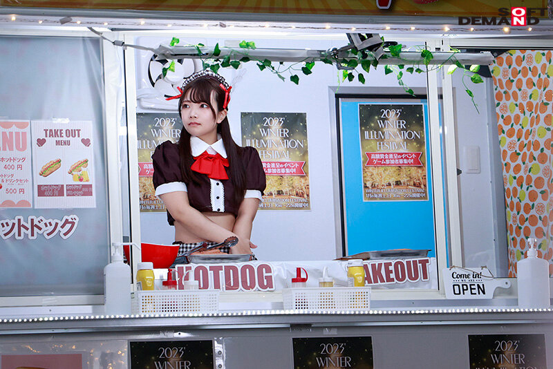 イルミネーションを見に来ていた冬休み中の女子大生さん 「半裸で移動販売してみませんか？」お客さんにバレないよう10分おきに過激になる下半身イジられミッションに耐えられるか！？ - サンプル画像 - 2
