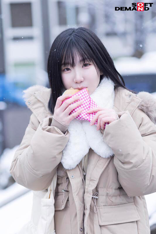 未だ恋も知らない処女 湯浅紬（20） クラスで唯一物怖じせずに話せる、化粧っ気のない二次元エロ好き女オタク。そんなあの娘が東京でAVデビュー - サンプル画像 - 3