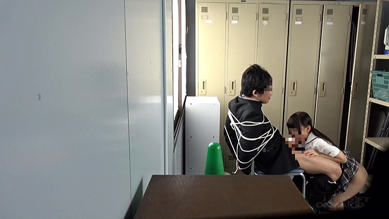 「僕を助けてください！いじめられっ子で巨根の僕は毎日毎日、体育倉庫内で、同級生の女子生徒たちに拘束されて、性奴●にされてるんです！これってレ●プじゃないですか！？ひどいですよ！」 - サンプル画像 - 3