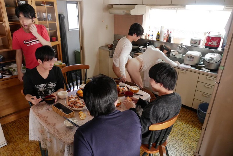 炊事・洗濯・性欲処理 息子＆親戚15人と連続セックス朝生活 新年明けましておめでとう近親相姦 今日子（43） - サンプル画像 - 6