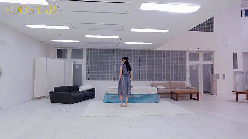 SODSTAR卒業ロケの一週間後 最後の挨拶のため来社、思い出のスタジオで感謝のラストセックス 彩月七緒 - サンプル画像 - 4