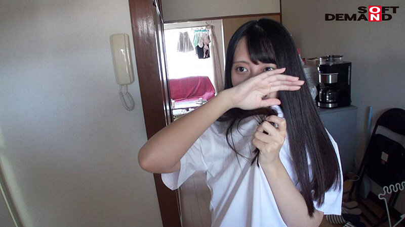 制作部入社2年目 アシスタントディレクター 森川ちゃん 妹がよく来る本人自宅にガチ潜入！いつも生活してるリビングで！ベッドで！いっぱいSEX撮らせてもらいました！ 森川玉緒 - サンプル画像 - 3