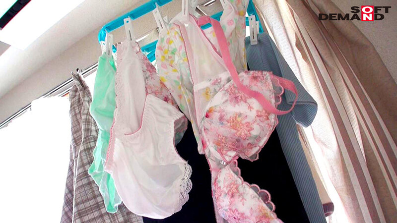 制作部入社2年目 アシスタントディレクター 森川ちゃん 妹がよく来る本人自宅にガチ潜入！いつも生活してるリビングで！ベッドで！いっぱいSEX撮らせてもらいました！ 森川玉緒 - サンプル画像 - 4