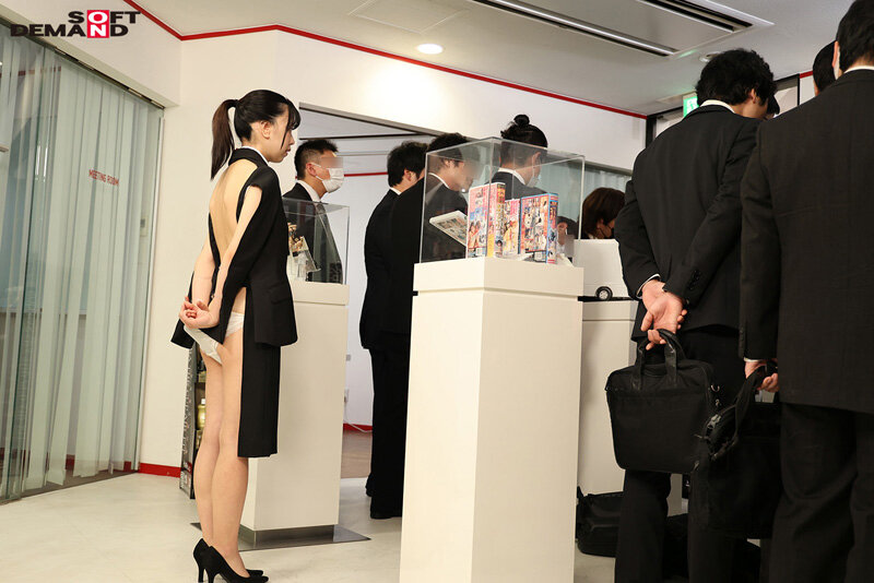 後ろ側がすっパダカの、半裸スーツで会社見学ツアー バレたらアウトの恰好で随時課されるアクメ妨害にも耐えながら、就活生達にバレないように弊社の魅力を伝えてきてください！ - サンプル画像 - 8