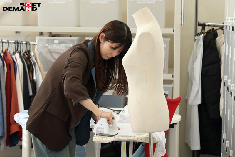 SOD女子社員 中途2年目衣装担当 佐竹。このたび初AV出演！！その後、即全裸業務いたしました。 佐竹夏帆 - サンプル画像 - 3