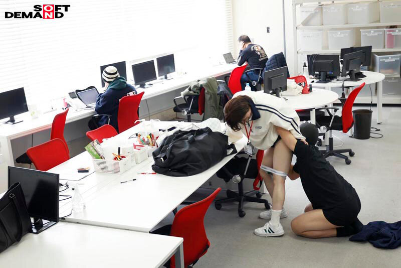 SOD女子社員 meets 「常に性交」AD業務×セックス Wワーク 社内でず～～～っとチ〇ポ突かれっぱなし！AD 新田好実 - サンプル画像 - 4