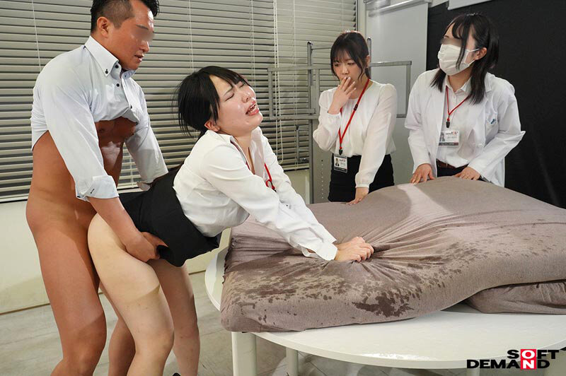 「人は延々と潮を噴かされ続けたらどうなるか？」をSOD女子社員3名が真面目に検証 計82回の拡散！長距離！連続！イクスプロージョン潮噴き実験 SOD性科学ラボREPORT21 - サンプル画像 - 20