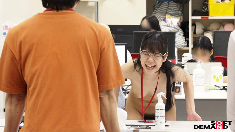 会社で服を着ていないのは一人だけ！ハダカの尊さを身をもって学ぶ SOD女子社員 全裸業務 タオル一枚男湯入ってみませんか？ミッションテストプレイ編 社内露出＆普段一緒に働く同僚（たまに男優さん）からザーメン採取5名報告 - サンプル画像 - 14