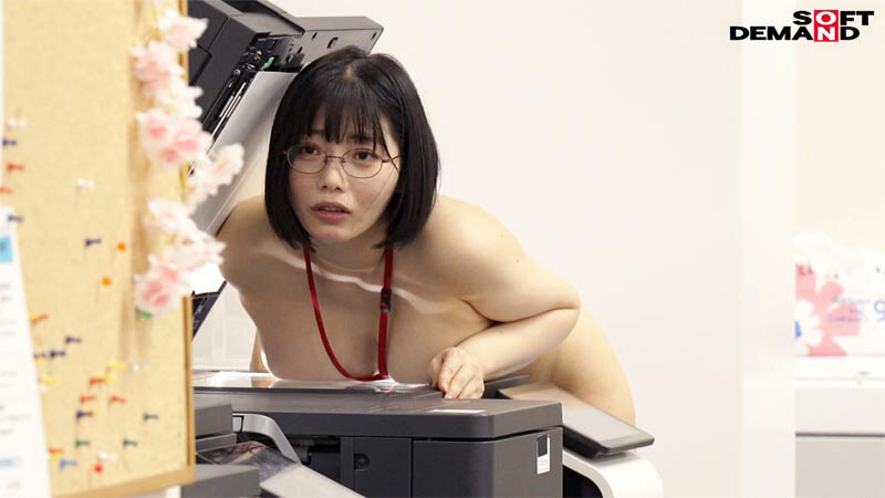 会社で服を着ていないのは一人だけ！ハダカの尊さを身をもって学ぶ SOD女子社員 全裸業務 タオル一枚男湯入ってみませんか？ミッションテストプレイ編 社内露出＆普段一緒に働く同僚（たまに男優さん）からザーメン採取5名報告 - サンプル画像 - 20