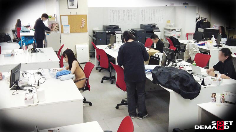 会社で服を着ていないのは一人だけ！ハダカの尊さを身をもって学ぶ SOD女子社員 全裸業務 タオル一枚男湯入ってみませんか？ミッションテストプレイ編 社内露出＆普段一緒に働く同僚（たまに男優さん）からザーメン採取5名報告 - サンプル画像 - 4