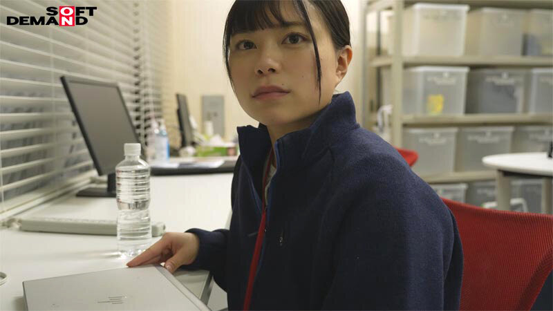 SOD女子社員 AV出演業務 制作部 中途1年目 岡島明来（24） 初客観単体SEX 平日昼間社内連れ回し声ガマンSEX おもちゃオナニー イカされまくり初4P 公開全裸挨拶 - サンプル画像 - 2