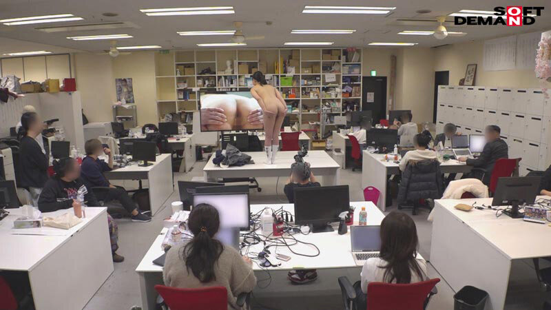 SOD女子社員 AV出演業務 制作部 中途1年目 岡島明来（24） 初客観単体SEX 平日昼間社内連れ回し声ガマンSEX おもちゃオナニー イカされまくり初4P 公開全裸挨拶 - サンプル画像 - 20
