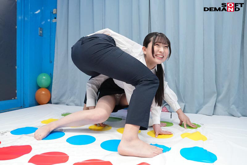 リクルートスーツ姿の女子大生が賞金獲得目指してノーパンノーブラ姿でぬるぬるローションツ〇スターゲーム！密着状態で肌をこすり合っていたら会社説明会帰りの同級生男子と一線を越えて羞恥SEXしてしまうのか？ - サンプル画像 - 4