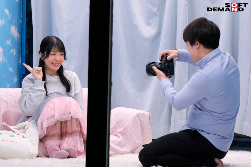 逆転マジックミラー号パート11 お洒落女子に「写真を撮らせてもらえませんか？」と声をかけ承認欲求を満たしたい素人娘をマジックミラー号に連れ込んでマジックミラーを逆転させてデッサン会場で生SEXを大公開するハメに！ - サンプル画像 - 9