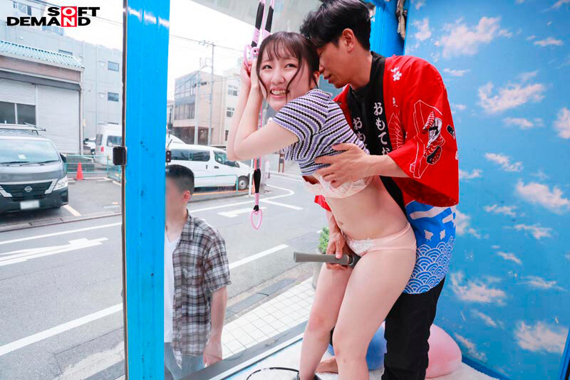 マジックミラー号 絶対に気持ちよくなってはイケない！！！愛する彼氏とはミラー越し30cmの状況でくすぐり我慢ゲームと称して凄腕AV男優の妙技でHにいじくりたおす！！！ 鎖骨の綺麗なオフショル女子5名収録 - サンプル画像 - 11
