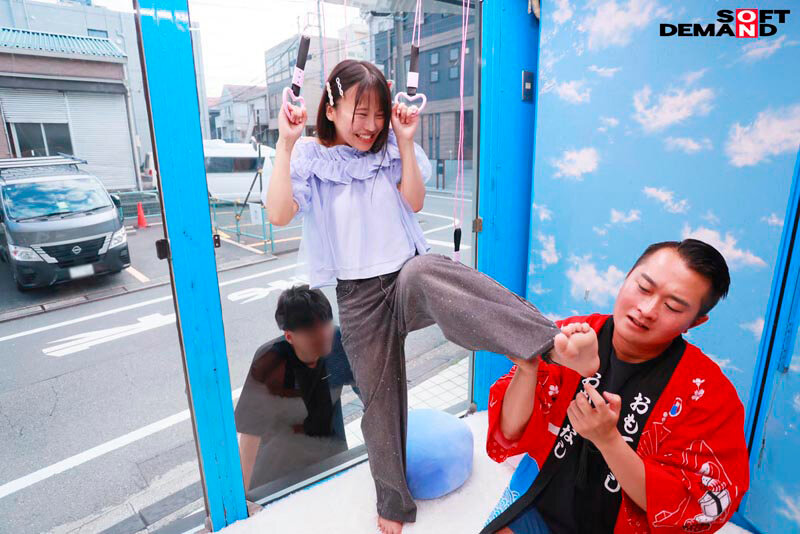 マジックミラー号 絶対に気持ちよくなってはイケない！！！愛する彼氏とはミラー越し30cmの状況でくすぐり我慢ゲームと称して凄腕AV男優の妙技でHにいじくりたおす！！！ 鎖骨の綺麗なオフショル女子5名収録 - サンプル画像 - 14