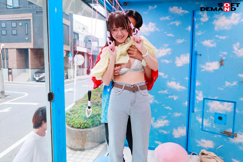マジックミラー号 絶対に気持ちよくなってはイケない！！！愛する彼氏とはミラー越し30cmの状況でくすぐり我慢ゲームと称して凄腕AV男優の妙技でHにいじくりたおす！！！ 鎖骨の綺麗なオフショル女子5名収録 - サンプル画像 - 7