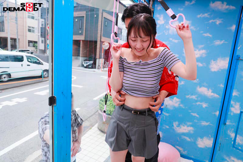 マジックミラー号 絶対に気持ちよくなってはイケない！！！愛する彼氏とはミラー越し30cmの状況でくすぐり我慢ゲームと称して凄腕AV男優の妙技でHにいじくりたおす！！！ 鎖骨の綺麗なオフショル女子5名収録 - サンプル画像 - 9