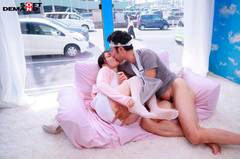 マジックミラー号 看護師限定！ 絶倫ち〇ぽ診察してくれませんか？ デカチン勃起が収まらず困っている男性を奉仕の精神で昇天に導く白衣の天使たち4名収録 - サンプル画像 - 17