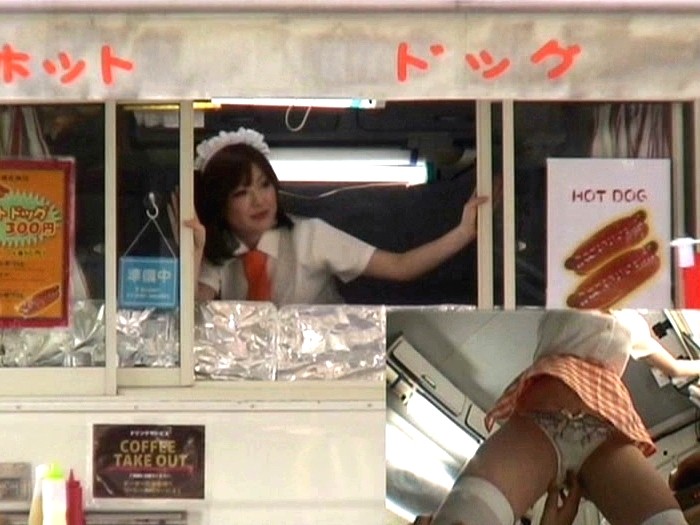 大沢佑香ちゃん、浜崎りおちゃん、イジラレ屋台の中で潮吹きながらホットドッグ売ってきてくれませんか！？ ～IN渋谷～ - サンプル画像 - 2