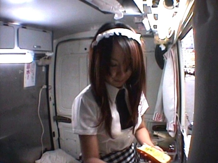 大沢佑香ちゃん、浜崎りおちゃん、イジラレ屋台の中で潮吹きながらホットドッグ売ってきてくれませんか！？ ～IN渋谷～ - サンプル画像 - 6