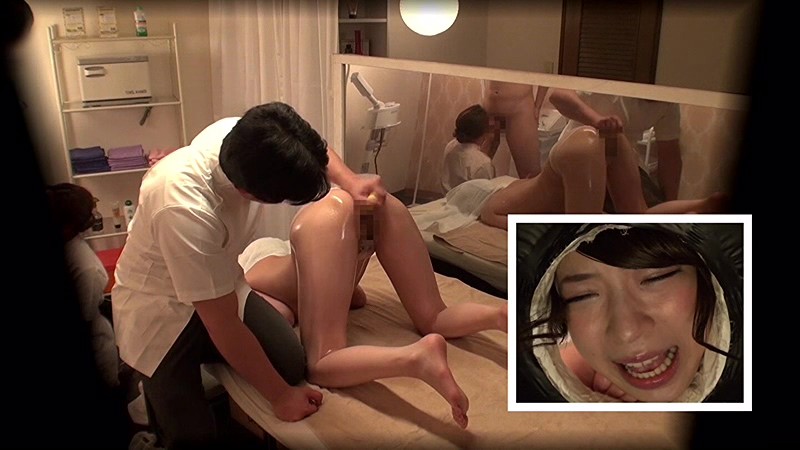 「嫁が感じ喘いでいるところを、すぐ隣でバレないように見てみたい…」自慢の妻がマジックミラー1枚隔て‘寝取られ性感マッサージ’至近距離でオイルまみれでイカされまくる妻は飛び散る潮に身をよがらせ挿入懇願！ - サンプル画像 - 2