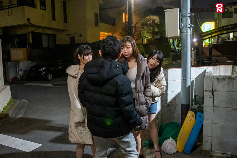 玄関開けたら即セックス！目につくチ●ポを全てハンティングする無差別種付けヤリマン奥様達の騎乗位性交！ - サンプル画像 - 11