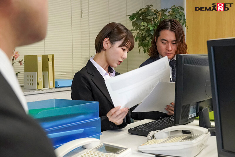 終業後の居酒屋NTR ヤリチンの後輩たちに弱みを握られた彼女は酔いつぶれた僕の隣でなされるがまま中出しされた 都築亜美 - サンプル画像 - 12