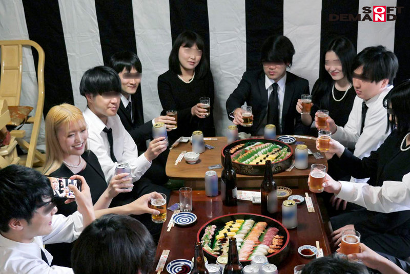 ヤリマンはママになってもヤリマン 法事で5年ぶりに再会した同級生たちに酔わされ輪●された金髪喪服ギャル 伊南えりか - サンプル画像 - 4
