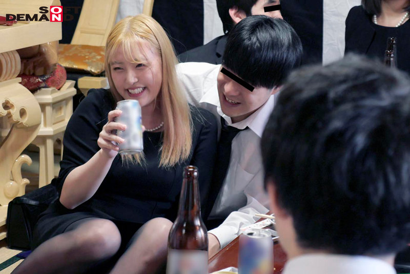 ヤリマンはママになってもヤリマン 法事で5年ぶりに再会した同級生たちに酔わされ輪●された金髪喪服ギャル 伊南えりか - サンプル画像 - 6
