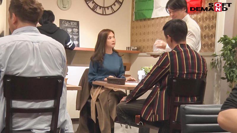 美人過ぎる2児のママのご近所には見せられないエロ本性 飯山香織 32歳 特別章 バレるかもしれないドキドキに興奮急上昇 東京デート中こっそり抜け出し旦那との距離5メートル 声を押し殺して何度も即席中出しセックス14連発！ - サンプル画像 - 14
