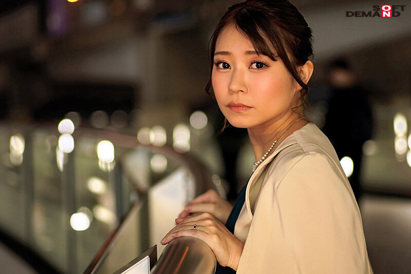 4人の子どもはわんぱく盛り。学校がある日、ママはオンナになってきます。片岡恵美 36歳 第3章 友人の挙式に感化され子宮が疼き初中出し 一回り若い男たちのチ●ポによがるオールナイト東京滞在 - サンプル画像 - 4