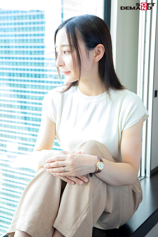 都会の喧騒に紛れてもひときわ目立つ長崎生まれの清楚な奥さん 足立友梨 32歳 AV DEBUT - サンプル画像 - 2