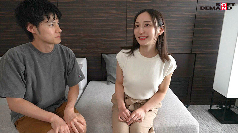 都会の喧騒に紛れてもひときわ目立つ長崎生まれの清楚な奥さん 足立友梨 32歳 AV DEBUT - サンプル画像 - 5